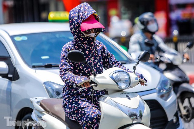 Hà Nội nắng như đổ lửa trên 40 độ C, người dân bịt kín như Ninja đường phố  - Ảnh 3.