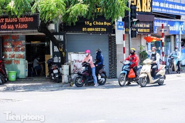 Hà Nội nắng như đổ lửa trên 40 độ C, người dân bịt kín như Ninja đường phố  - Ảnh 6.