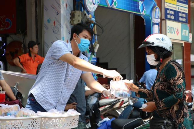 Người Sài Gòn mùa dịch: Biếu thức ăn miễn phí, nếu bạn ổn hãy nhường cho người khác’ - Ảnh 10.