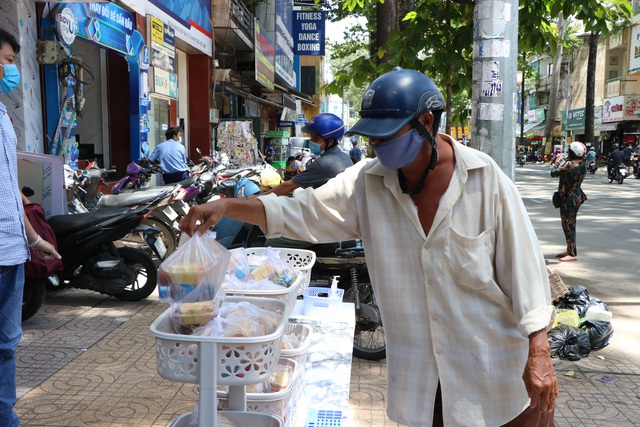 Người Sài Gòn mùa dịch: Biếu thức ăn miễn phí, nếu bạn ổn hãy nhường cho người khác’ - Ảnh 11.