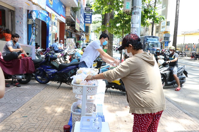 Người Sài Gòn mùa dịch: Biếu thức ăn miễn phí, nếu bạn ổn hãy nhường cho người khác’ - Ảnh 8.