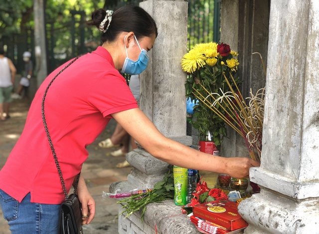 Hà Nội: Thí sinh rồng rắn mang lễ vật đến Văn miếu cầu may trước kỳ thi vào lớp 10 - Ảnh 11.