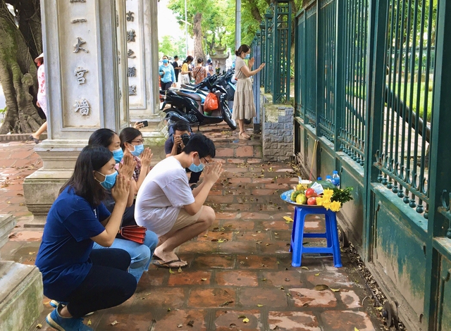 Hà Nội: Thí sinh rồng rắn mang lễ vật đến Văn miếu cầu may trước kỳ thi vào lớp 10 - Ảnh 12.