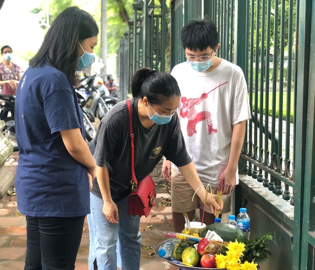 Hà Nội: Thí sinh rồng rắn mang lễ vật đến Văn miếu cầu may trước kỳ thi vào lớp 10 - Ảnh 7.