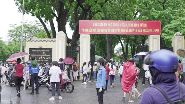 Sáng nay đưa con đi thi vào lớp 10, nhiều phụ huynh tại Hà Nội cảm thấy áp lực hơn cả vào đại học - Ảnh 2.