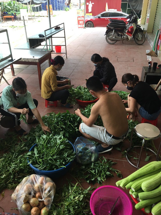 Hai chủ quán ở Bắc Giang nấu cơm miễn phí cứu đói công nhân vùng dịch - Ảnh 7.