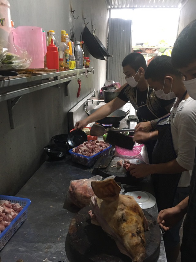 Hai chủ quán ở Bắc Giang nấu cơm miễn phí cứu đói công nhân vùng dịch - Ảnh 6.