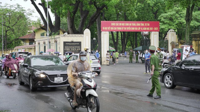 Sáng nay đưa con đi thi vào lớp 10, nhiều phụ huynh tại Hà Nội cảm thấy áp lực hơn cả vào đại học - Ảnh 3.