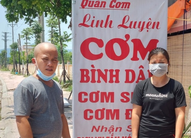Hai chủ quán ở Bắc Giang nấu cơm miễn phí cứu đói công nhân vùng dịch - Ảnh 2.