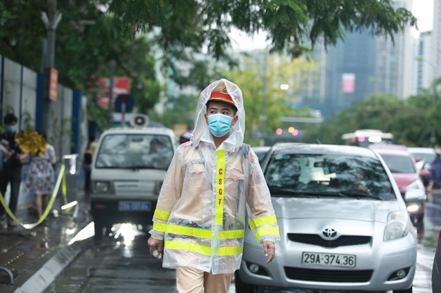 Mưa lớn như trút nước sáng 12/6, phụ huynh Hà Nội xách dép, đội mưa đưa con đi thi vào lớp 10 - Ảnh 13.