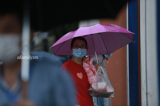 Mưa lớn như trút nước sáng 12/6, phụ huynh Hà Nội xách dép, đội mưa đưa con đi thi vào lớp 10 - Ảnh 15. Mưa lớn như trút nước sáng 12/6, phụ huynh Hà Nội xách dép, đội mưa đưa con đi thi vào lớp 10 - Ảnh 15.