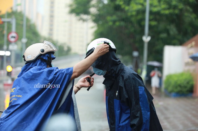 Mưa lớn như trút nước sáng 12/6, phụ huynh Hà Nội xách dép, đội mưa đưa con đi thi vào lớp 10 - Ảnh 3. Mưa lớn như trút nước sáng 12/6, phụ huynh Hà Nội xách dép, đội mưa đưa con đi thi vào lớp 10 - Ảnh 3.