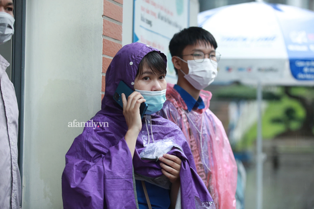 Mưa lớn như trút nước sáng 12/6, phụ huynh Hà Nội xách dép, đội mưa đưa con đi thi vào lớp 10 - Ảnh 4. Mưa lớn như trút nước sáng 12/6, phụ huynh Hà Nội xách dép, đội mưa đưa con đi thi vào lớp 10 - Ảnh 4.