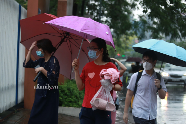 Mưa lớn như trút nước sáng 12/6, phụ huynh Hà Nội xách dép, đội mưa đưa con đi thi vào lớp 10 - Ảnh 8. Mưa lớn như trút nước sáng 12/6, phụ huynh Hà Nội xách dép, đội mưa đưa con đi thi vào lớp 10 - Ảnh 8.