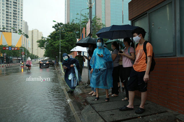 Mưa lớn như trút nước sáng 12/6, phụ huynh Hà Nội xách dép, đội mưa đưa con đi thi vào lớp 10 - Ảnh 9.