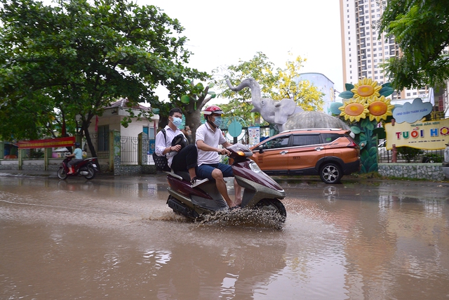 Hình ảnh những thí sinh vội vã vào phòng thi vì đến sát giờ - Ảnh 1.