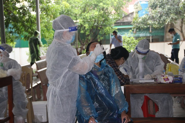 Gần 100 cán bộ y tế lấy mẫu xét nghiệm tại thị trấn Lộc Hà - Ảnh 3.