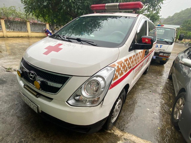 Phát hiện xe cấp cứu chở “chui” 12 người từ Bắc Ninh về Sơn La - Ảnh 3.