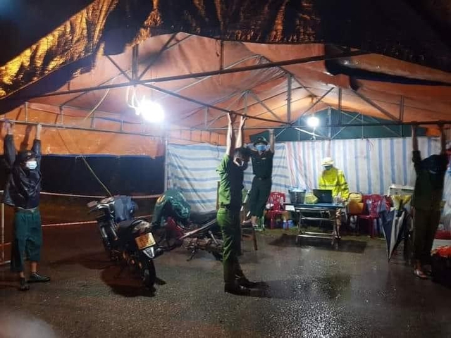 Lực lượng chức năng Hà Tĩnh đội mưa chống dịch COVID-19 trong đêm - Ảnh 6.
