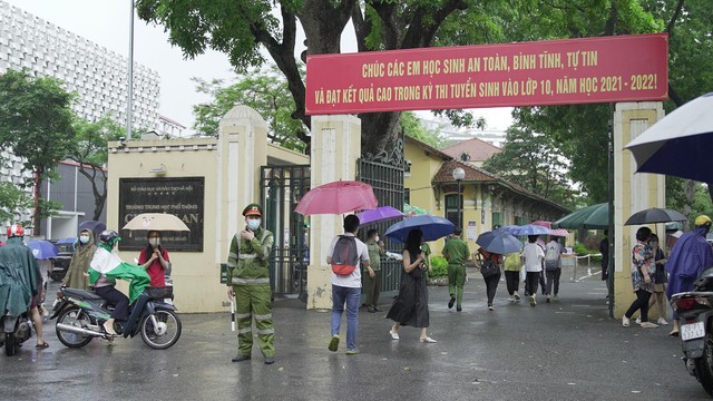 Hà Nội: Mưa tầm tã, thí sinh vất vả “đội mưa” đến điểm thi môn Toán và Lịch sử - Ảnh 3.