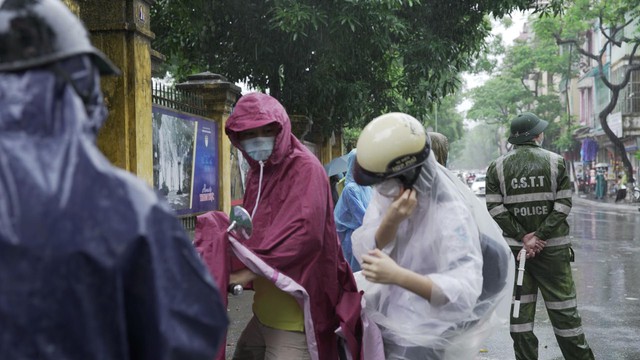 Hà Nội: Mưa tầm tã, thí sinh vất vả “đội mưa” đến điểm thi môn Toán và Lịch sử - Ảnh 7.