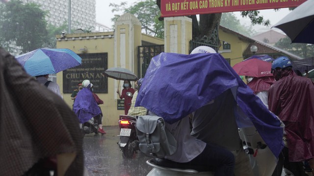 Hà Nội: Mưa tầm tã, thí sinh vất vả “đội mưa” đến điểm thi môn Toán và Lịch sử - Ảnh 8.