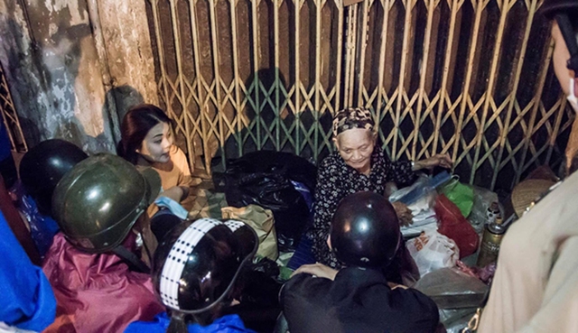 Đêm trắng của nhóm thiện nguyện mang hơi ấm đến người vô gia cư giữa Thủ đô - Ảnh 2.