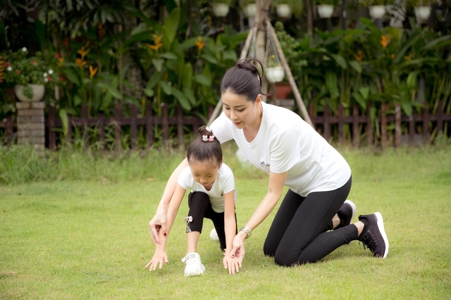 Hà Kiều Anh tập thể dục cùng con gái - Ảnh 1.