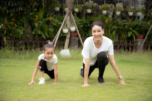 Hà Kiều Anh tập thể dục cùng con gái - Ảnh 2.