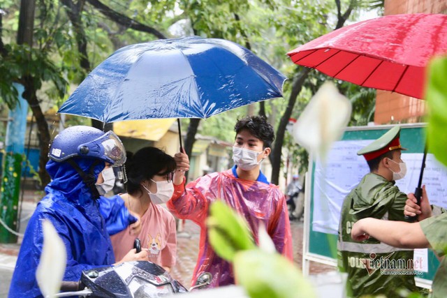 Mưa như trút nước, huy động hàng trăm bộ quần áo cho sĩ tử thi lớp 10 - Ảnh 2.