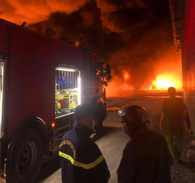 Hàng chục chiến sĩ PCCC xuyên đêm dập đám cháy lớn ở xưởng nhựa Đồng Nai  - Ảnh 2.