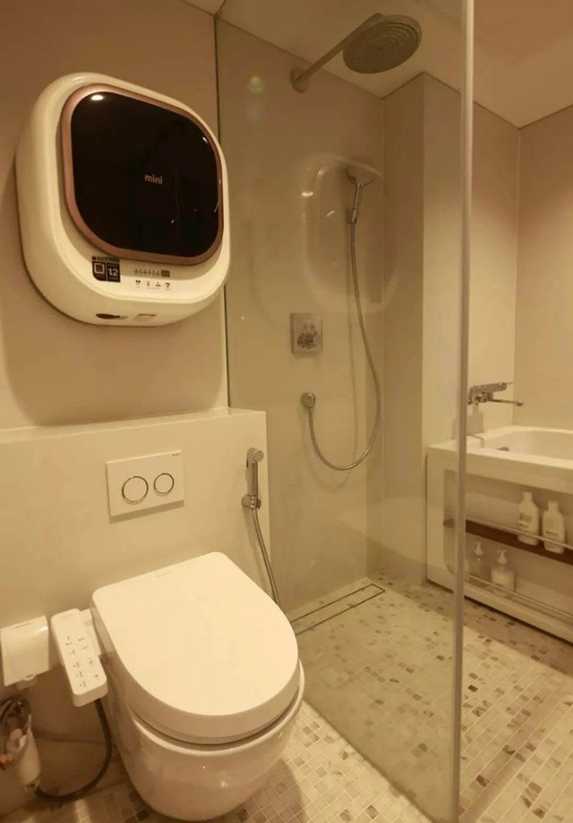 Phòng tắm nhỏ như “nắm tay” cũng trở nên thênh thang nhờ mẹo thiết kế và lưu trữ thông minh - Ảnh 9.