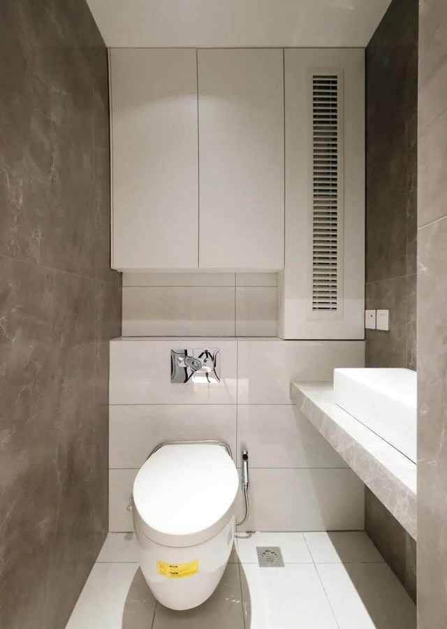 Phòng tắm nhỏ như “nắm tay” cũng trở nên thênh thang nhờ mẹo thiết kế và lưu trữ thông minh - Ảnh 10.