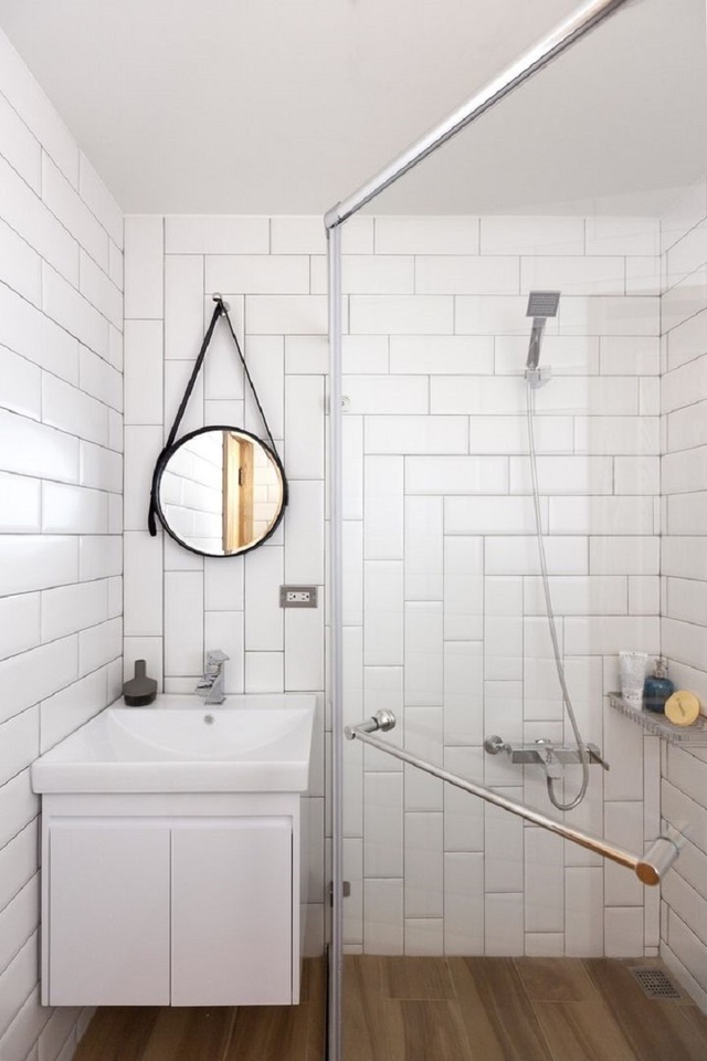 Phòng tắm nhỏ như “nắm tay” cũng trở nên thênh thang nhờ mẹo thiết kế và lưu trữ thông minh - Ảnh 6.