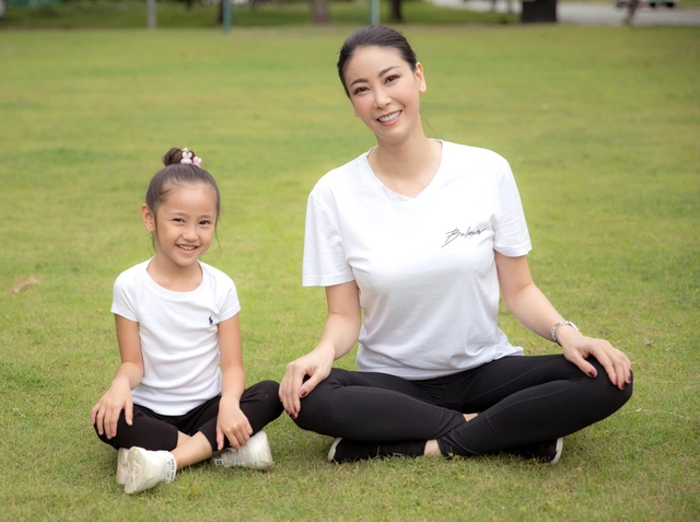 Hà Kiều Anh tập thể dục cùng con gái - Ảnh 8.