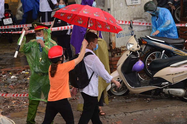 Hình ảnh phụ huynh đội mưa đón thí sinh trong cơn mưa tầm tã sau buổi thi cuối tuyển sinh vào lớp 10 - Ảnh 13.