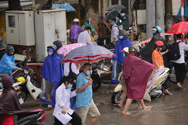 Hình ảnh phụ huynh đội mưa đón thí sinh trong cơn mưa tầm tã sau buổi thi cuối tuyển sinh vào lớp 10 - Ảnh 7.