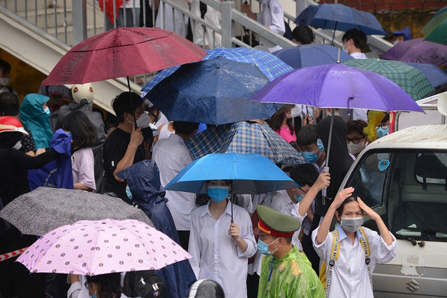 Hình ảnh phụ huynh đội mưa đón thí sinh trong cơn mưa tầm tã sau buổi thi cuối tuyển sinh vào lớp 10 - Ảnh 10.