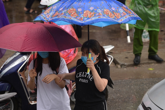 Hình ảnh phụ huynh đội mưa đón thí sinh trong cơn mưa tầm tã sau buổi thi cuối tuyển sinh vào lớp 10 - Ảnh 6.