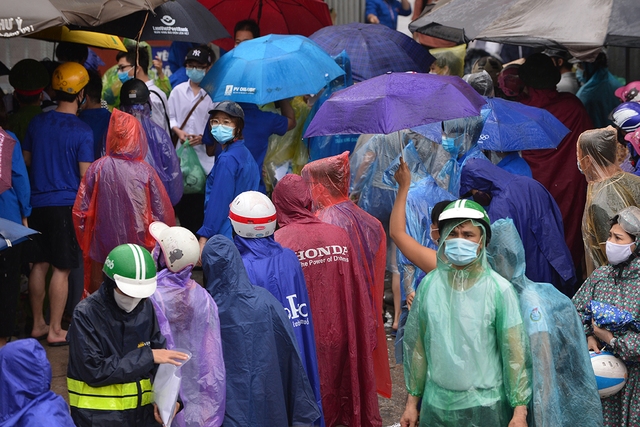 Hình ảnh phụ huynh đội mưa đón thí sinh trong cơn mưa tầm tã sau buổi thi cuối tuyển sinh vào lớp 10 - Ảnh 5.