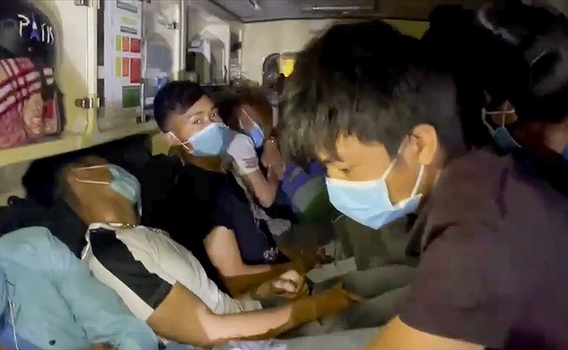 Phát hiện xe cấp cứu chở “chui” 12 người từ Bắc Ninh về Sơn La - Ảnh 2.