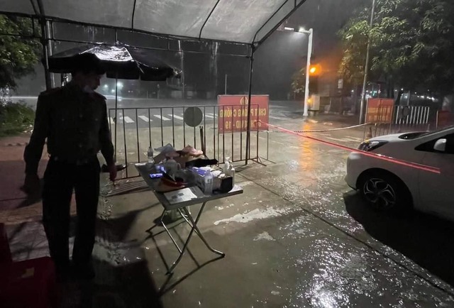 Lực lượng chức năng Hà Tĩnh đội mưa chống dịch COVID-19 trong đêm - Ảnh 5.