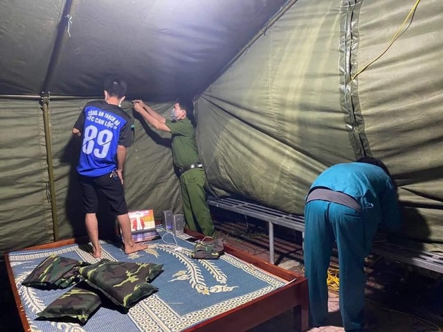 Lực lượng chức năng Hà Tĩnh đội mưa chống dịch COVID-19 trong đêm - Ảnh 10.