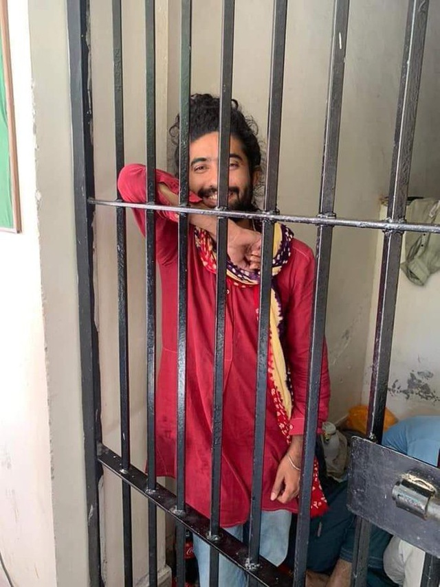 Người đàn ông bị tạm giam vì nuôi tóc dài ở Pakistan - Ảnh 2.