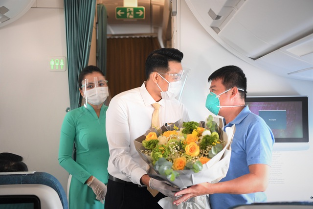 Hoàn thành nhiệm vụ ở Bắc Giang, y bác sĩ BV Chợ Rẫy trở về TP.HCM - Ảnh 4.