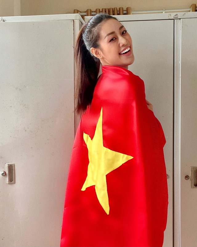 Hoa hậu Tiểu Vy chấp nhận làm “osin”, chăm thú cưng nhà “bà trùm” để ủng hộ đội tuyển Việt Nam - Ảnh 6.