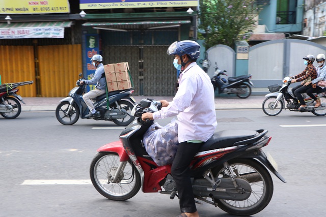 Người dân Sài Gòn tấp nập giải cứu khoai lang tím cho bà con miền Tây - Ảnh 8.