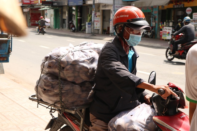 Người dân Sài Gòn tấp nập giải cứu khoai lang tím cho bà con miền Tây - Ảnh 10.