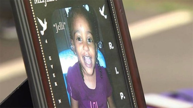 Bé 4 tuổi qua đời vì mẹ phạt đứng trong phòng giặt 3 ngày - Ảnh 2.