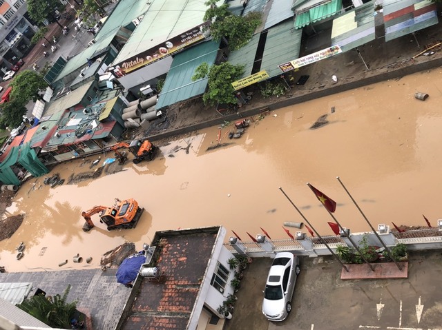 Chuyện lạ giữa Thủ đô: Dù đã nộp 13 tỷ đồng từ nhiều năm nay nhưng gần 1.000 cán bộ, nhân viên Bộ Y tế vẫn phải lội nước đi làm - Ảnh 4.